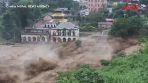 Nepal, le immagini delle alluvioni a Katmandu: diverse decine di morti e di dispersi