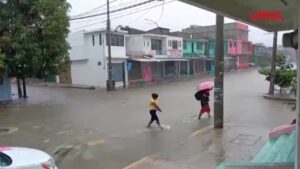 Messico, tempesta tropicale John colpisce la costa pacifica del Paese