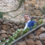 Italia Viva, Renzi scherza con i cronisti: “Si può girare? A sinistra”