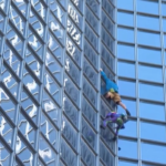 Francia, nuova impresa dello spiderman francese Alain Robert