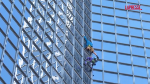 Francia, nuova impresa dello spiderman francese Alain Robert