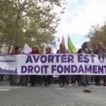 Parigi, centinaia di persone in piazza a sostegno del diritto all’aborto nel mondo