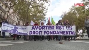 Parigi, centinaia di persone in piazza a sostegno del diritto all’aborto nel mondo