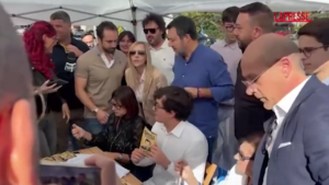 Lega, Matteo Salvini visita gazebo del Carroccio a Roma