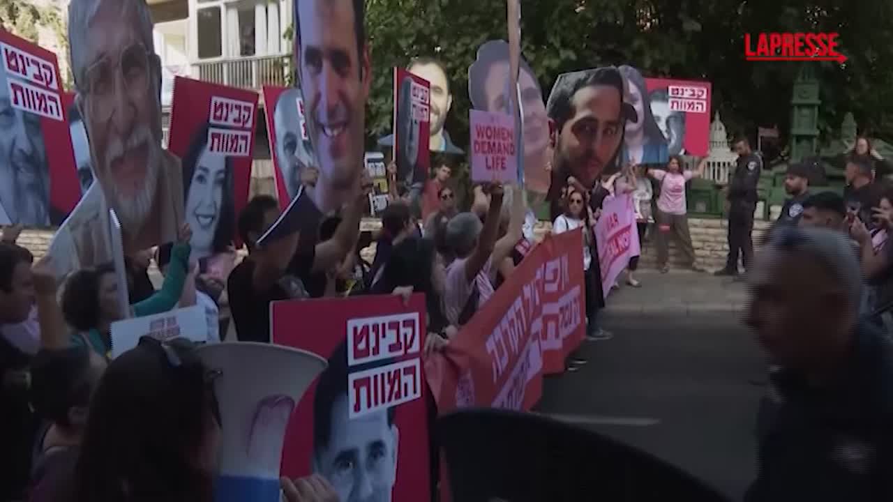 Israele, famiglie ostaggi manifestano davanti a casa di Netanyahu