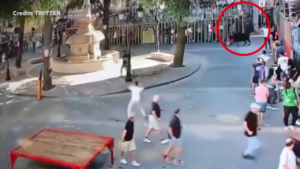 Valencia, toro travolge e uccide donna di 60 anni: le immagini shock