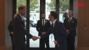 Regno Unito, il principe Harry torna a Londra per cerimonia di beneficenza