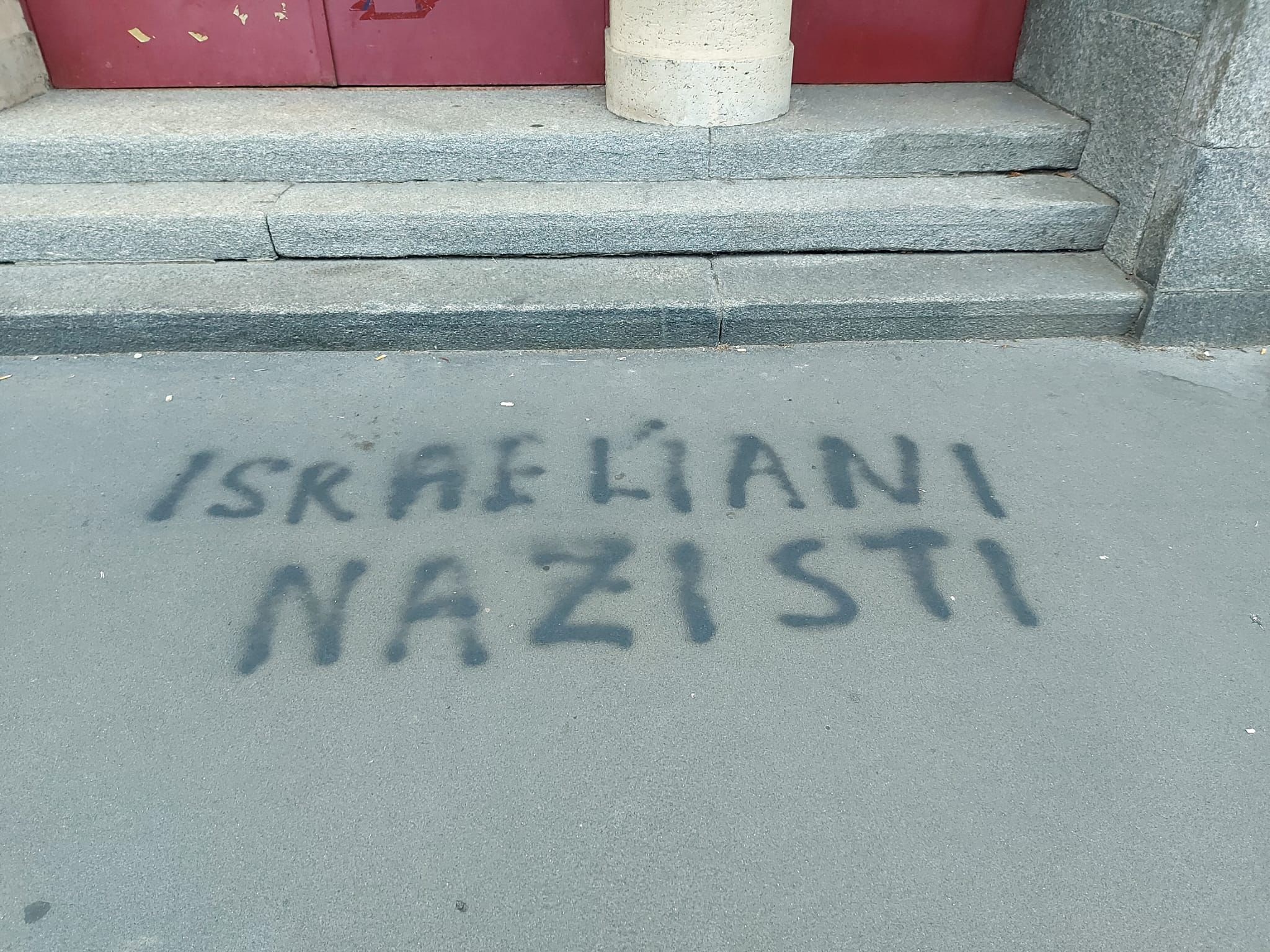 Milano, scritta ‘Israeliani nazisti’ davanti ingresso scuola elementare