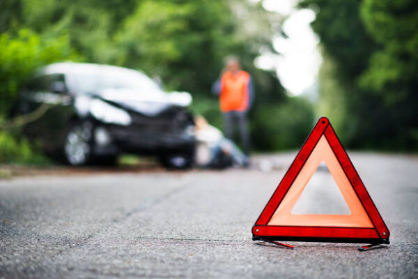 Incidenti stradali, auto giù da cavalcavia: morti due ragazzi nel Barese