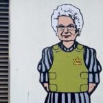 Milano, Liliana Segre con divisa di Auschwitz e giubbotto antiproiettile in nuovo murale di aleXsandro Palombo