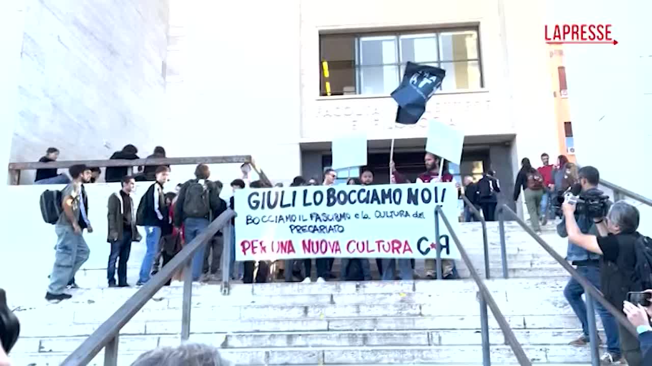 Alessandro Giuli, il ministro dà l’ultimo esame a La Sapienza: contestazione degli studenti