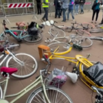 Milano, ciclisti davanti al Pirellone contro Feltri: “Vogliamo dimissioni”