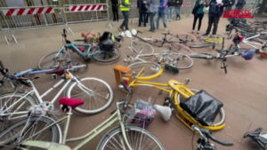 Milano, ciclisti al Pirellone contro Vittorio Feltri: “Vogliamo dimissioni”