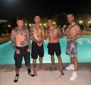 Foto da Instagram/emiskilla Nello scatto Fedez, Fabiano Capuzzo, Christian Rosiello ed Emis Killa