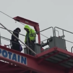 Milano, operai di un cantiere su gru per protesta a Basiglio