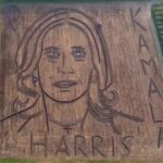 Verona, ritratto gigante di Kamala Harris su un campo