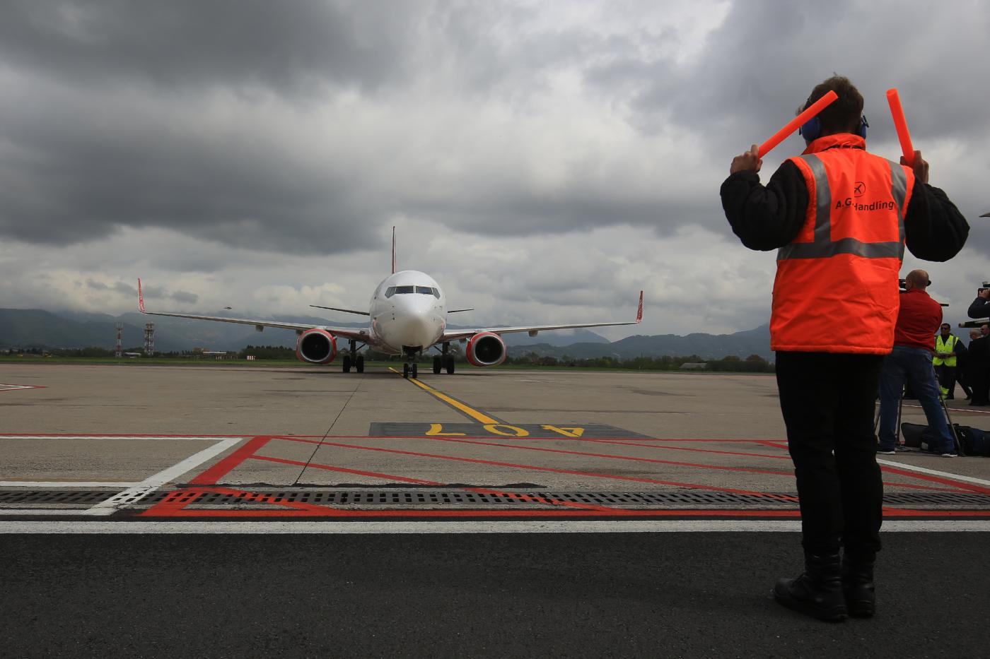 Bergamo, aereo fermo in pista a Orio: evacuazione passeggeri in corso