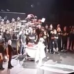 Renato Zero, mega-torta di compleanno sul palco del Forum