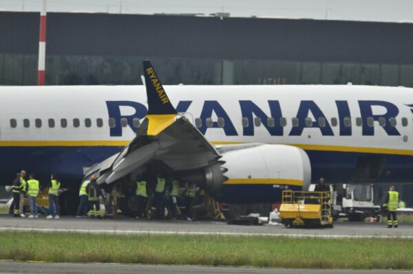 Bergamo, aereo fermo in pista a Orio: scoppiato uno pneumatico