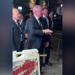 Usa 2024, Walz mangia una pizza a New York dopo dibattito con Vance