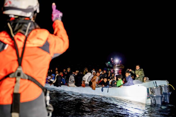 Migranti soccorsi al largo del Mar Mediterraneo tra Italia e Libia