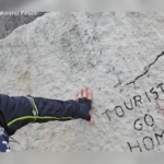 Dolomiti, scritta contro turisti imbratta masso sulle Tre Cime di Lavaredo