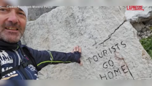 Dolomiti, scritta contro turisti imbratta masso sulle Tre Cime di Lavaredo