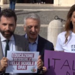 Violenza di genere, flash mob di AVS alla Camera: “Serve educazione sesso-affettiva”
