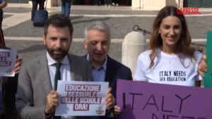 Violenza di genere, flash mob di AVS alla Camera: “Serve educazione sesso-affettiva”