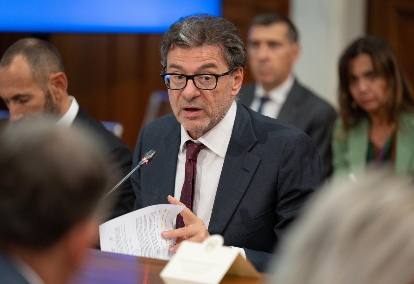 Manovra, Giorgetti: “Chiederà sacrifici a tutti”