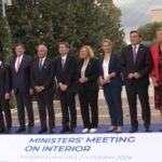 G7, la foto dei ministri sotto lo storico ‘carro’ di Mirabella Eclano
