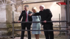 Regno Unito, la Regina Camilla visita un cantiere all’abbazia di Westminster