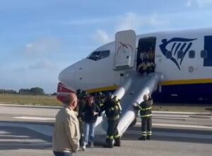 Brindisi, principio di incendio a motore aereo: passeggeri evacuati