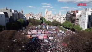 Argentina, mondo della scuola in marcia contro le misure di austerità del presidente Milei