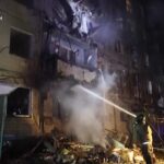 Ucraina, Vigili del fuoco in un edificio danneggiato a Kharkiv dopo attacco russo