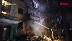 Ucraina, Vigili del fuoco in un edificio danneggiato a Kharkiv dopo attacco russo