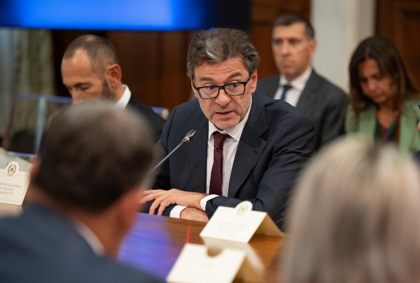 Manovra, Giorgetti: “Chiederà sacrifici a tutti”. Poi il chiarimento: “No nuove tasse”