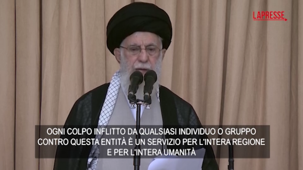 Iran, Khamenei commemora Nasrallah: “Ogni attacco a Israele è servizio a umanità”