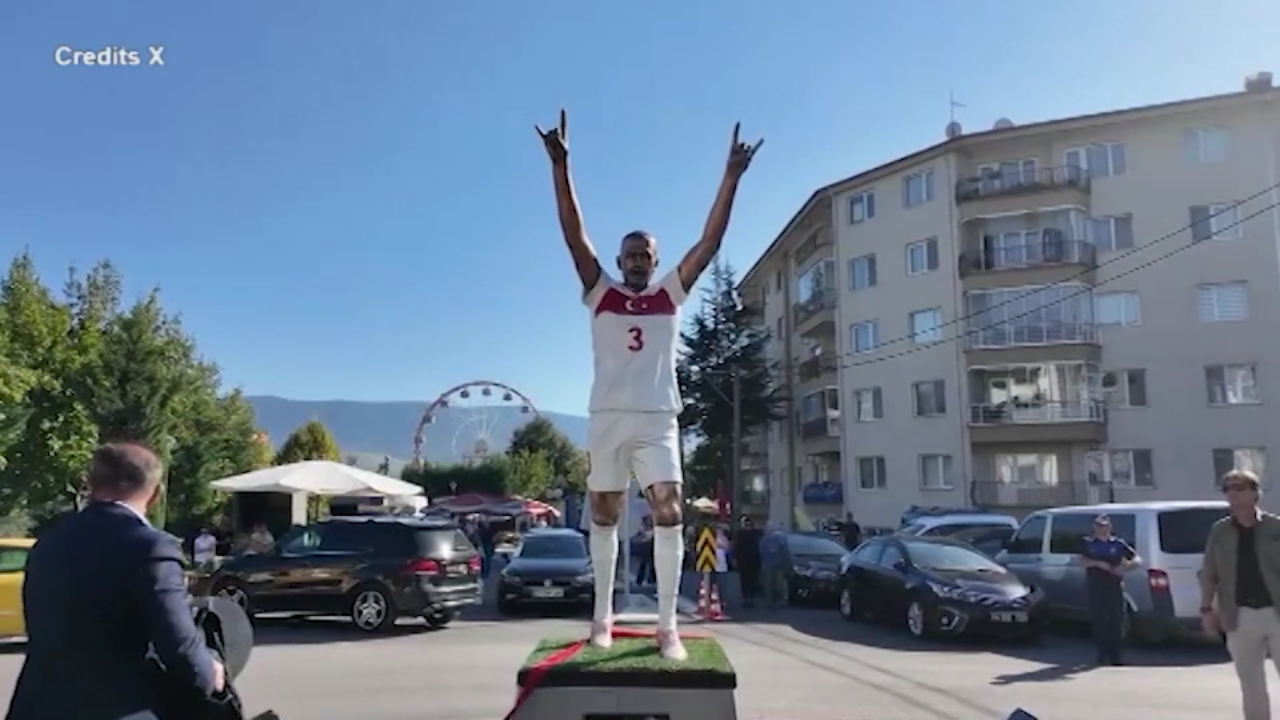 Turchia, eretta a Bolu statua di Demiral con ‘saluto del lupo’