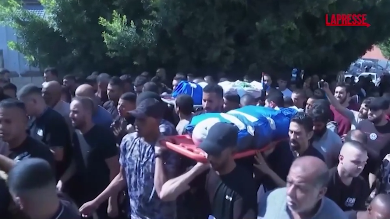 Cisgiordania, folla a Tulkarem ai funerali dei 18 palestinesi uccisi