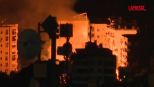Libano, le immagini degli attacchi notturni su Beirut