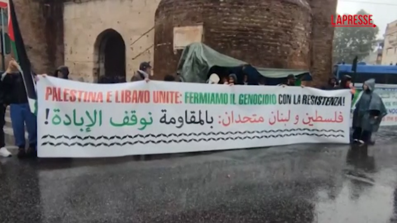 Roma, manifestanti Pro Palestina in piazza: “Ora e sempre resistenza”