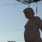 Usa 2024, enorme statua di Trump nudo compare a Phoenix