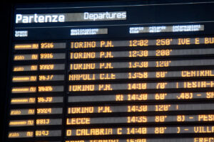 Ritardi e cancellazioni dei treni in stazione centrale a causa di un guasto alla linea dell’alta velocità