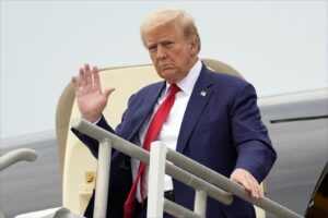 L\'ex presidente Donald Trump, arriva all\'aeroporto regionale di Augusta per visitare le zone colpite dall\'uragano Helene