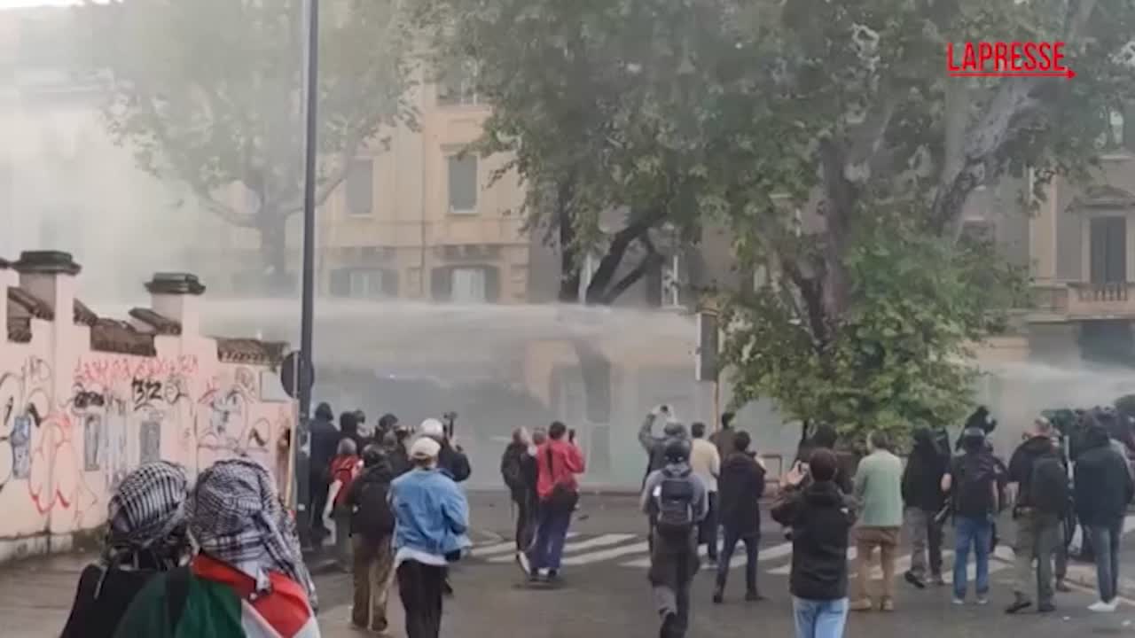 Roma, idranti contro manifestanti a corteo pro Palestina