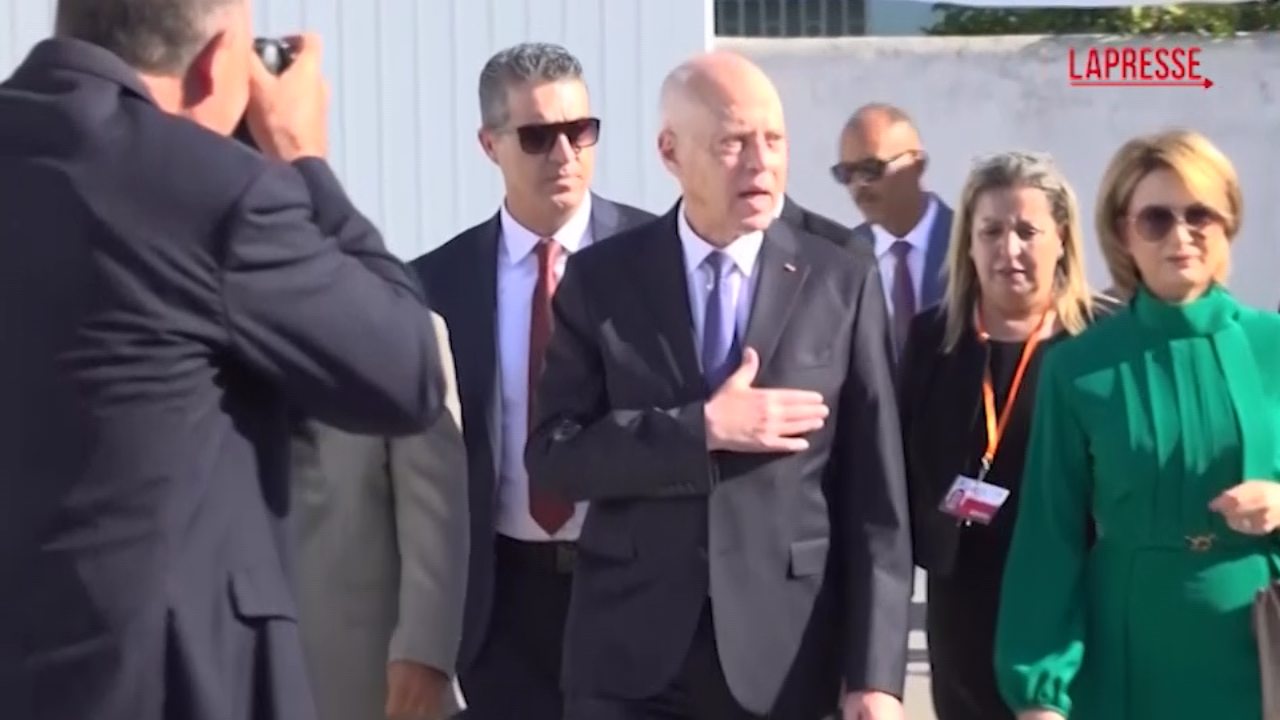 Tunisia, il presidente Kais Saied arriva al seggio