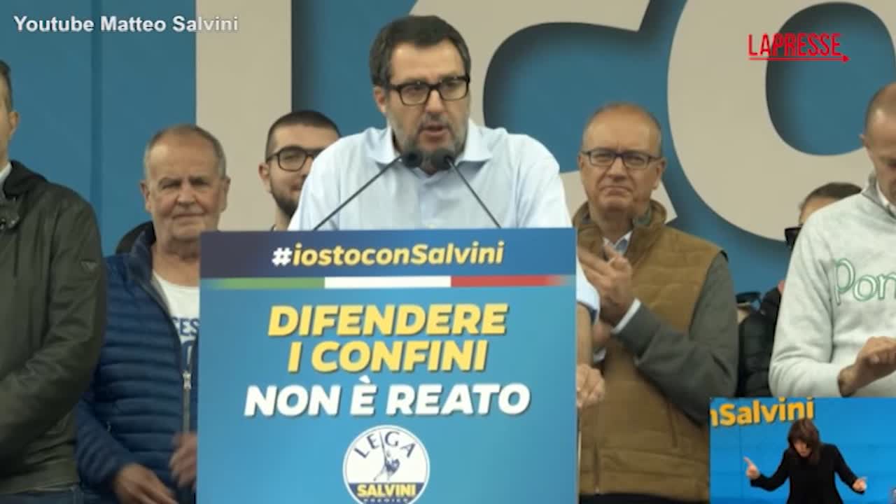 Salvini a Pontida: “Non molliamo, eterno grazie a Bossi e Maroni”