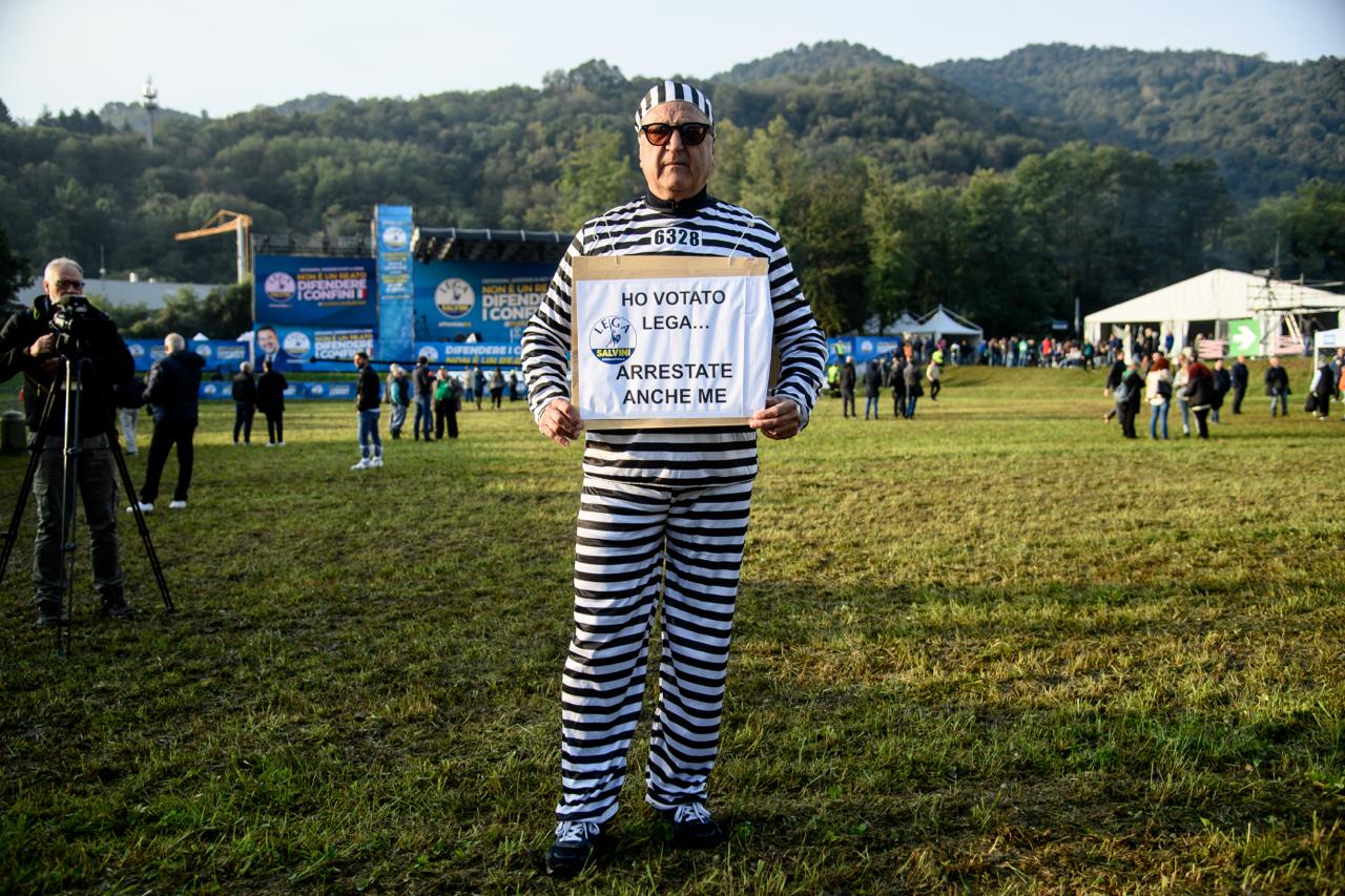 Pontida, dal carcerato alla t shirt ‘Salvini  wanted’: le foto dal raduno della Lega