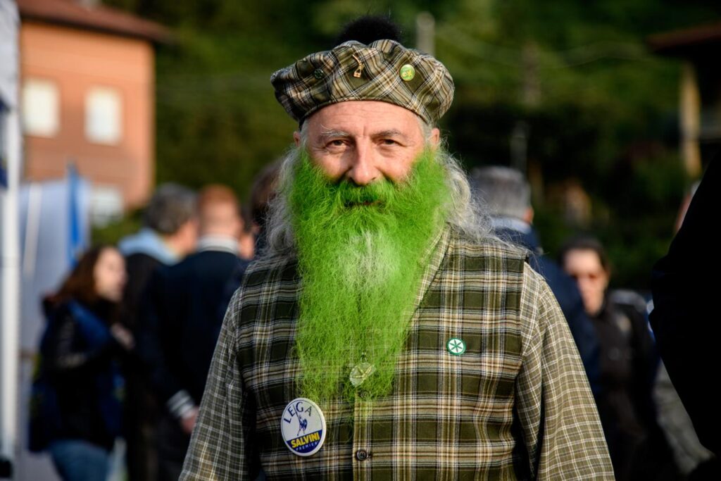 Galleria foto 'Pontida, dal carcerato alla t-shirt ‘Salvini  wanted’: le foto dal raduno della Lega' - foto 3